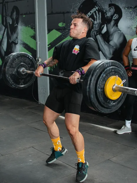 Atleta levantando una barra olímpica en Warrior Box